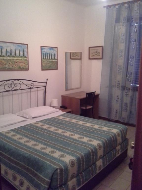 Albergo Italia Di Nardi Renzo & C Snc Поджибонси Номер фото