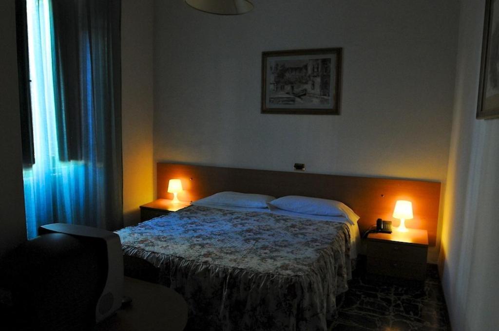 Albergo Italia Di Nardi Renzo & C Snc Поджибонси Номер фото